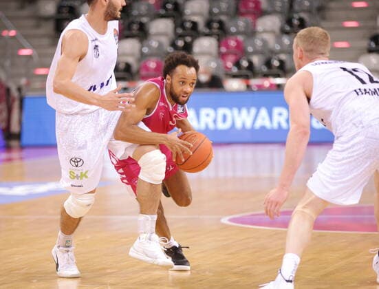 Parker Jackson-Cartwright Telekom Baskets Bonn vs. Hamburg Towers easyCredit BBL 1. Bundesliga , Saison 2021 2022 , Hauptrunde 16. Spieltag