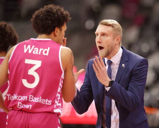 Trainer Tuomas Iisalo, Tyson Ward Telekom Baskets Bonn vs. Hamburg Towers easyCredit BBL 1. Bundesliga , Saison 2021 2022 , Hauptrunde 16. Spieltag