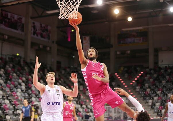 Justin Gorham Telekom Baskets Bonn vs. Lukas Meisner Hamburg Towers easyCredit BBL 1. Bundesliga , Saison 2021 2022 , Hauptrunde 16. Spieltag
