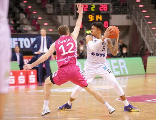 Skyler Bowlin Telekom Baskets Bonn vs. Caleb Homesley Hamburg Towers easyCredit BBL 1. Bundesliga , Saison 2021 2022 , Hauptrunde 16. Spieltag
