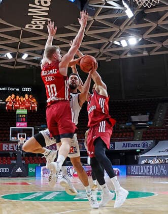 09.01.2022, BBL, FC Bayern Basketball vs Chemnitz Niners Basketball, im Bild: Ognjen Jaramaz (FCB Basketball), Trent Lockett (Chemnitz Niners) und Augustine Rubit (FCB Basketball)