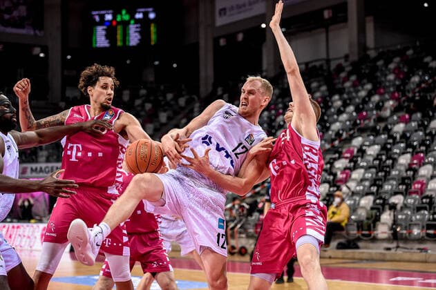 easyCredit BBL, Telekom Baskets Bonn vs. Hamburg Towers, 09.01.2022 Michael Kessens (Telekom Baskets Bonn 6), Seth Hinrichs (Hamburg Towers 12), easyCredit BBL, Telekom Baskets Bonn vs. Hamburg Towers am 09.01.2022 im Telekom Dome Bonn, Bonn (Nordrhein-Westfalen) Copyright: xBEAUTIFULxSPORTS Mueller-Laschetx