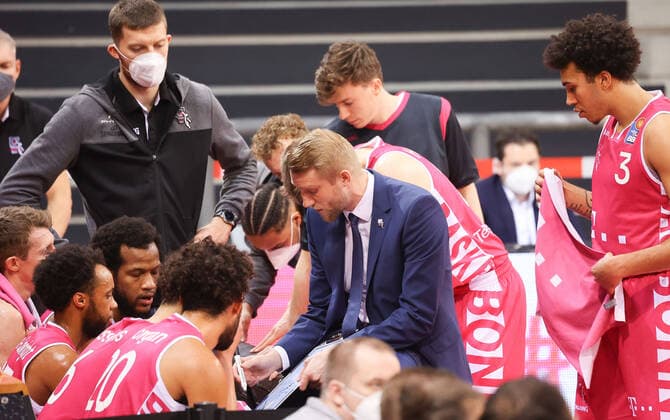 Bonns Coach Ilssalo Toumas, Telekom Baskets Bonn vs. Hamburg Towers, Basketball, 1. Easy Credit- Bundesliga, 16. Spieltag, 09.01.2022, Telekom Baskets Bonn vs. Hamburg Towers, Basketball, 1. Easy Credit- Bundesliga, 16. Spieltag, 09.01.2022, Foto: EIBNER Joerg Niebergall Bonn Copyright: xJoergxNiebergall Eibner-Pressefox EP_JNL