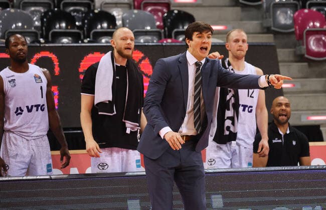 Hamburgs Coach Pedro Calles, Telekom Baskets Bonn vs. Hamburg Towers, Basketball, 1. Easy Credit- Bundesliga, 16. Spieltag, 09.01.2022, Telekom Baskets Bonn vs. Hamburg Towers, Basketball, 1. Easy Credit- Bundesliga, 16. Spieltag, 09.01.2022, Foto: EIBNER Joerg Niebergall Bonn Copyright: xJoergxNiebergall Eibner-Pressefox EP_JNL
