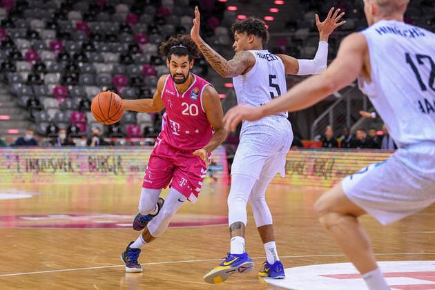 easyCredit BBL, Telekom Baskets Bonn vs. Hamburg Towers, 09.01.2022 Jeremy Morgan (Telekom Baskets Bonn, 20), Caleb Homesley (Hamburg Towers, 5), easyCredit BBL, Telekom Baskets Bonn vs. Hamburg Towers am 09.01.2022 im Telekom Dome Bonn, Bonn (Nordrhein-Westfalen) Copyright: xBEAUTIFULxSPORTS Mueller-Laschetx