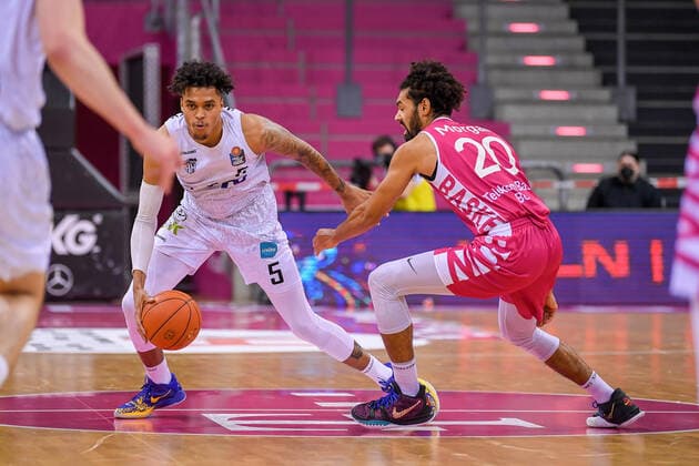 easyCredit BBL, Telekom Baskets Bonn vs. Hamburg Towers, 09.01.2022 Caleb Homesley (Hamburg Towers, 5), Jeremy Morgan (Telekom Baskets Bonn, 20), easyCredit BBL, Telekom Baskets Bonn vs. Hamburg Towers am 09.01.2022 im Telekom Dome Bonn, Bonn (Nordrhein-Westfalen) Copyright: xBEAUTIFULxSPORTS Mueller-Laschetx