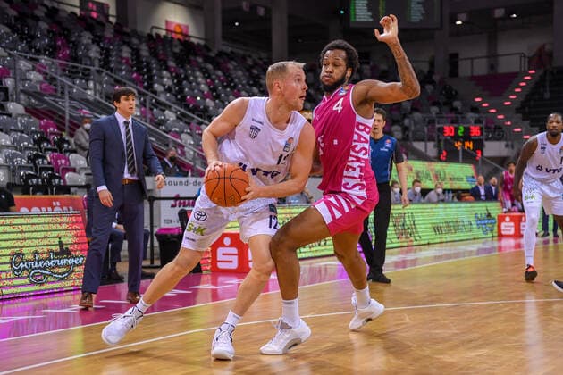 easyCredit BBL, Telekom Baskets Bonn vs. Hamburg Towers, 09.01.2022 Seth Heinrichs (Hamburg Towers, 12), Justin Gorham (Telekom Baskets Bonn, 4), easyCredit BBL, Telekom Baskets Bonn vs. Hamburg Towers am 09.01.2022 im Telekom Dome Bonn, Bonn (Nordrhein-Westfalen) Copyright: xBEAUTIFULxSPORTS Mueller-Laschetx