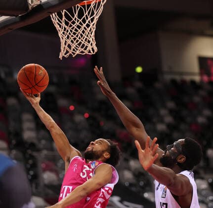 Bonn, Deutschland, 09.01.2022, Telekom Dome, Basketball, BBL, 16. Spieltag, Telekom Baskets Bonn vs Hamburg Towers: Parker Jackson-Cartwright (Bonn), Eddy Edigin (Hamburg)