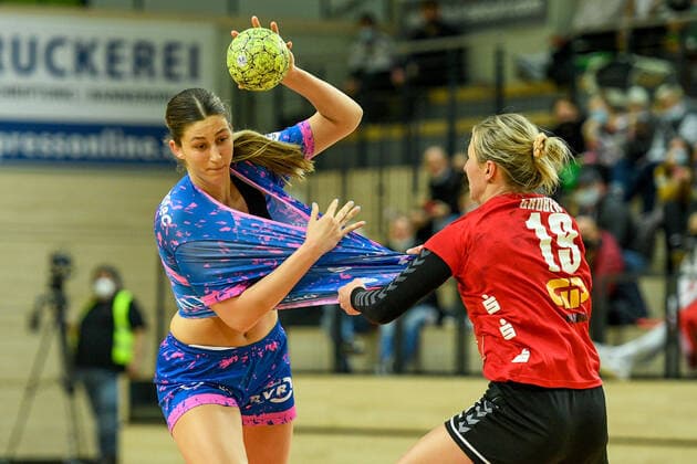 Halle, Deutschland 11. September 2021: 1.HBL - Frauen - 2021 2022 - SV Union Halle-Neustadt Wildcats vs. Metzingen v. li. im Zweikampf Anna Albek (Metzingen) und Lea Gruber (Halle) SWH.arena Sachsen-Anhalt Copyright: xFotostandx xBallaschx