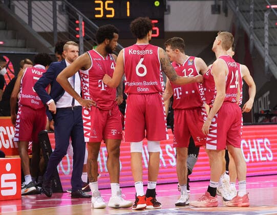 Enttaeuschte Bonner, Telekom Baskets Bonn vs. Hamburg Towers, Basketball, 1. Easy Credit- Bundesliga, 16. Spieltag, 09.01.2022, Telekom Baskets Bonn vs. Hamburg Towers, Basketball, 1. Easy Credit- Bundesliga, 16. Spieltag, 09.01.2022, Foto: EIBNER Joerg Niebergall Bonn Copyright: xJoergxNiebergall Eibner-Pressefox EP_JNL