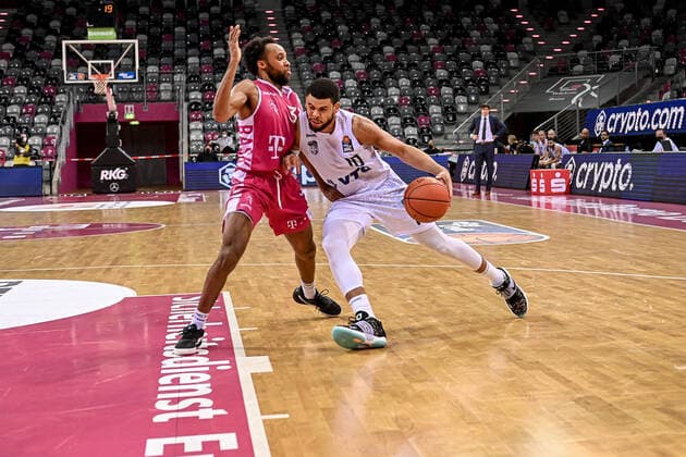 easyCredit BBL, Telekom Baskets Bonn vs. Hamburg Towers, 09.01.2022 Parker Jackson-Cartwright (Telekom Baskets Bonn 33), Ray McCallum (Hamburg Towers 10), easyCredit BBL, Telekom Baskets Bonn vs. Hamburg Towers am 09.01.2022 im Telekom Dome Bonn, Bonn (Nordrhein-Westfalen) Copyright: xBEAUTIFULxSPORTS Mueller-Laschetx