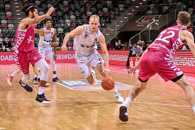 easyCredit BBL, Telekom Baskets Bonn vs. Hamburg Towers, 09.01.2022 Seth Hinrichs (Hamburg Towers 12), easyCredit BBL, Telekom Baskets Bonn vs. Hamburg Towers am 09.01.2022 im Telekom Dome Bonn, Bonn (Nordrhein-Westfalen) Copyright: xBEAUTIFULxSPORTS Mueller-Laschetx