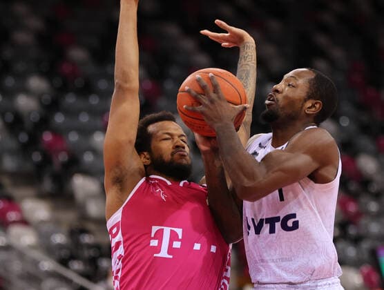 Bonn, Deutschland, 09.01.2022, Telekom Dome, Basketball, BBL, 16. Spieltag, Telekom Baskets Bonn vs Hamburg Towers: Zachary Brown (Hamburg), Skyler Bowlin (Bonn)