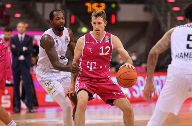 Bonn, Deutschland, 09.01.2022, Telekom Dome, Basketball, BBL, 16. Spieltag, Telekom Baskets Bonn vs Hamburg Towers: Zachary Brown (Hamburg), Skyler Bowlin (Bonn)