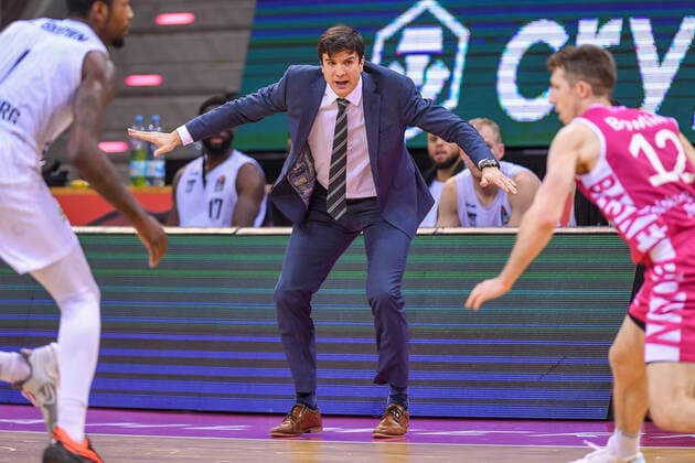 easyCredit BBL, Telekom Baskets Bonn vs. Hamburg Towers, 09.01.2022 Headcoach Pedro Calles (Hamburg Towers), easyCredit BBL, Telekom Baskets Bonn vs. Hamburg Towers am 09.01.2022 im Telekom Dome Bonn, Bonn (Nordrhein-Westfalen) Copyright: xBEAUTIFULxSPORTS Mueller-Laschetx