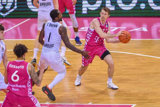 easyCredit BBL, Telekom Baskets Bonn vs. Hamburg Towers, 09.01.2022 Skyler Bowlin (Telekom Baskets Bonn, 12), Zachary Brown (Hamburg Towers, 1), easyCredit BBL, Telekom Baskets Bonn vs. Hamburg Towers am 09.01.2022 im Telekom Dome Bonn, Bonn (Nordrhein-Westfalen) Copyright: xBEAUTIFULxSPORTS Mueller-Laschetx