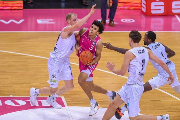 easyCredit BBL, Telekom Baskets Bonn vs. Hamburg Towers, 09.01.2022 Tyson Ward (Telekom Baskets Bonn, 3), Seth Heinrichs (Hamburg Towers, 12), easyCredit BBL, Telekom Baskets Bonn vs. Hamburg Towers am 09.01.2022 im Telekom Dome Bonn, Bonn (Nordrhein-Westfalen) Copyright: xBEAUTIFULxSPORTS Mueller-Laschetx