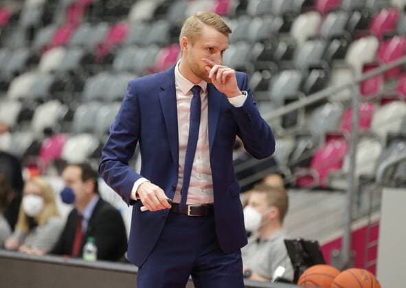Trainer Tuomas Iisalo Telekom Baskets Bonn vs. Hamburg Towers easyCredit BBL 1. Bundesliga , Saison 2021 2022 , Hauptrunde 16. Spieltag