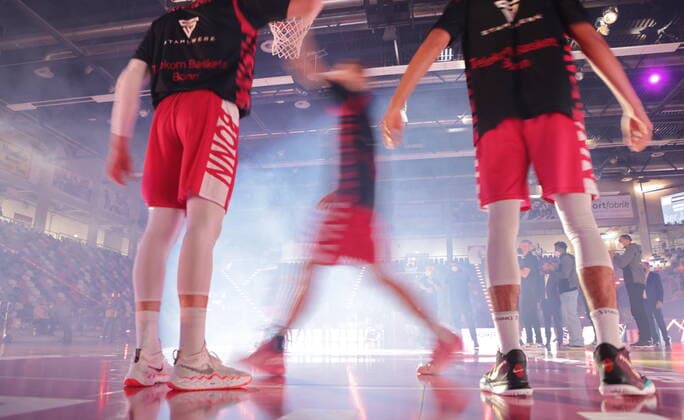 Spielervorstellung Einlaufen der Spieler beim Spiel Telekom Baskets Bonn vs. Hamburg Towers easyCredit BBL 1. Bundesliga , Saison 2021 2022 , Hauptrunde 16. Spieltag