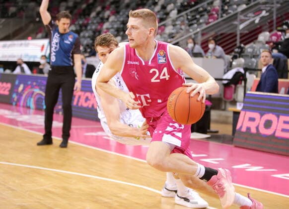 Tim Hasbargen Telekom Baskets Bonn vs. Hamburg Towers easyCredit BBL 1. Bundesliga , Saison 2021 2022 , Hauptrunde 16. Spieltag