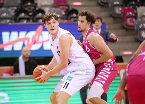 Michael Kessens Telekom Baskets Bonn vs. Maik Kotsar Hamburg Towers easyCredit BBL 1. Bundesliga , Saison 2021 2022 , Hauptrunde 16. Spieltag