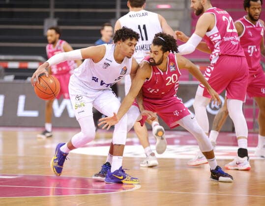 Jeremy Morgan Telekom Baskets Bonn vs. Caleb Homesley Hamburg Towers easyCredit BBL 1. Bundesliga , Saison 2021 2022 , Hauptrunde 16. Spieltag