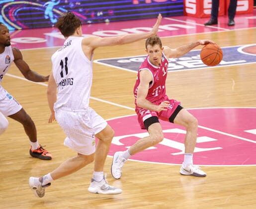 Skyler Bowlin Telekom Baskets Bonn vs. Maik Kotsar Hamburg Towers easyCredit BBL 1. Bundesliga , Saison 2021 2022 , Hauptrunde 16. Spieltag
