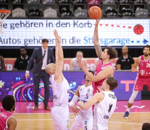 Michael Kessens Telekom Baskets Bonn vs. Hamburg Towers easyCredit BBL 1. Bundesliga , Saison 2021 2022 , Hauptrunde 16. Spieltag