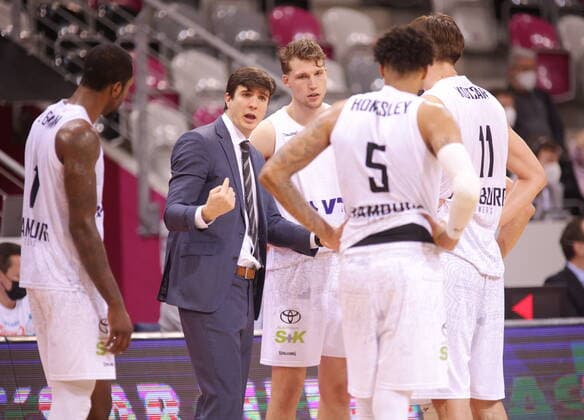 Trainer Pedro Calles mit Team Hamburg Towers vs. Telekom Baskets Bonn easyCredit BBL 1. Bundesliga , Saison 2021 2022 , Hauptrunde 16. Spieltag