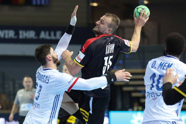 Deutschland - Frankreich, Testspiel Julius Kühn (Deutschland, 35) gegen Ludovic Fabregas (Frankreich, 23). Handball-Länderspiel zwischen Deutschland und Frankreich am 9. Januar 2022 in Wetzlar., Wetzlar Hessen Deutschland Rittal Arena