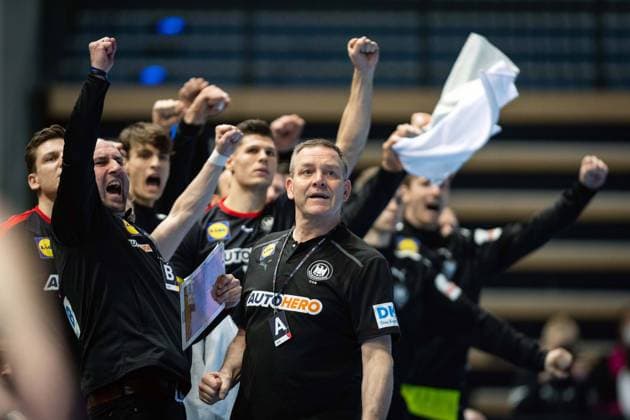 Sport Bilder des Tages Handball Wetzlar 09.01.2022 Nationalmannschaft Länderspiel Männer Herren Vorbereitung zur EM 2022 Deutschland (GER) - Frankreich (FRA) Jubel Alfred Gislason (Deutschland, Trainer) und andere