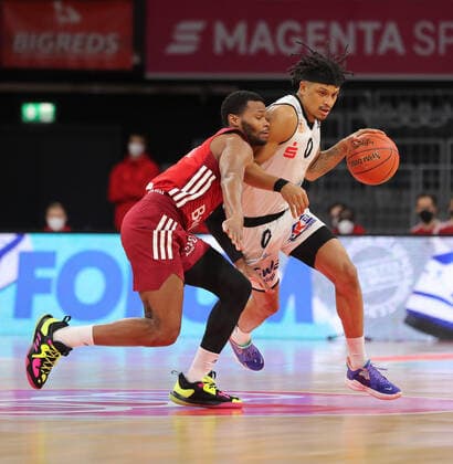 Zweikampf zwischen Corey Walden (Bayern Basketball, 2) und Nelson Weidemann (NINERS Chemnitz, 0) GER, FC Bayern Basketball vs. NINERS Chemnitz, Basketball, 1.Bundesliga, Saison 2021 2022, 09.01.2022, GER, FC Bayern Basketball vs. NINERS Chemnitz, Basketball, 1.Bundesliga, Saison 2021 2022, 09.01.2022 Muenchen Copyright: xEIBNER MarcelxEngelbrechtx EP_EER