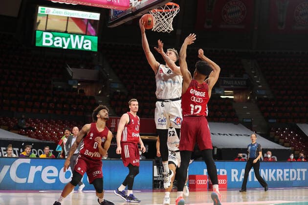 Jonas Richter (NINERS Chemnitz, 7) punktet GER, FC Bayern Basketball vs. NINERS Chemnitz, Basketball, 1.Bundesliga, Saison 2021 2022, 09.01.2022, GER, FC Bayern Basketball vs. NINERS Chemnitz, Basketball, 1.Bundesliga, Saison 2021 2022, 09.01.2022 Muenchen Copyright: xEIBNER MarcelxEngelbrechtx EP_EER