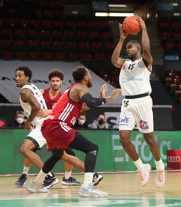 Deshaun Thomas (Bayern Basketball, 1) und Frantz Massenat (NINERS Chemnitz, 15) GER, FC Bayern Basketball vs. NINERS Chemnitz, Basketball, 1.Bundesliga, Saison 2021 2022, 09.01.2022, GER, FC Bayern Basketball vs. NINERS Chemnitz, Basketball, 1.Bundesliga, Saison 2021 2022, 09.01.2022 Muenchen Copyright: xEIBNER MarcelxEngelbrechtx EP_EER