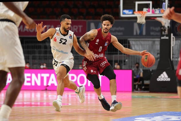 Trent Lockett (NINERS Chemnitz, 52) im Zweikampf mit Nick Weiler-Babb (Bayern Basketball, 0) GER, FC Bayern Basketball vs. NINERS Chemnitz, Basketball, 1.Bundesliga, Saison 2021 2022, 09.01.2022, GER, FC Bayern Basketball vs. NINERS Chemnitz, Basketball, 1.Bundesliga, Saison 2021 2022, 09.01.2022 Muenchen Copyright: xEIBNER MarcelxEngelbrechtx EP_EER