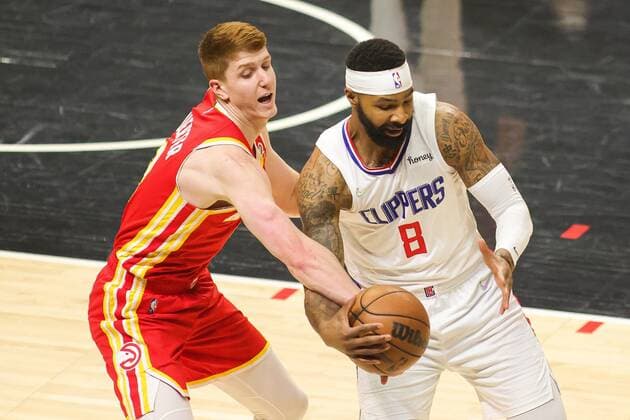 Marcus Morris Sr. 8 and Kevin Huerter 3 of the Atlanta Hawks fight for a loose ball, during a basketball match between Los Angeles Clippers and Atlanta Hawks, at Crypto.com Arena in Los Angeles, US, 9 January 2022. Los Angeles Clippers vs Atlanta Hawks !ACHTUNG: NUR REDAKTIONELLE NUTZUNG!  Copyright: xPHILLIPxKIMx AME8095 20220109-4ffabac4ad057b3f00e777a121eedeb00eb490ed