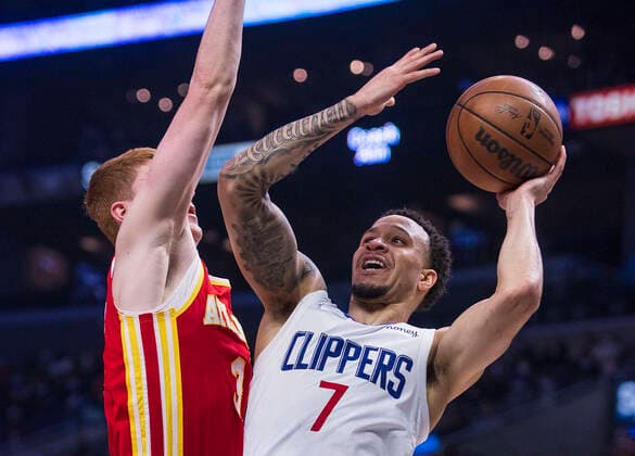 Sport Bilder des Tages January 9, 2022, Los Angeles, California, USA: Amir Coffey 7 of the Los Angeles Clippers shoots the ball as Kevin Huerter 3 of the Atlanta Hawks attempts to block during their NBA, Basketball Herren, USA game on Sunday January 9, 2022 at Crypto.com Arena in Los Angeles, California. Clippers defeat Hawks, 106-93. ARIANA RUIZ PI Los Angeles USA - ZUMAp124 20220109_zaa_p124_008 Copyright: xArianaxRuizx