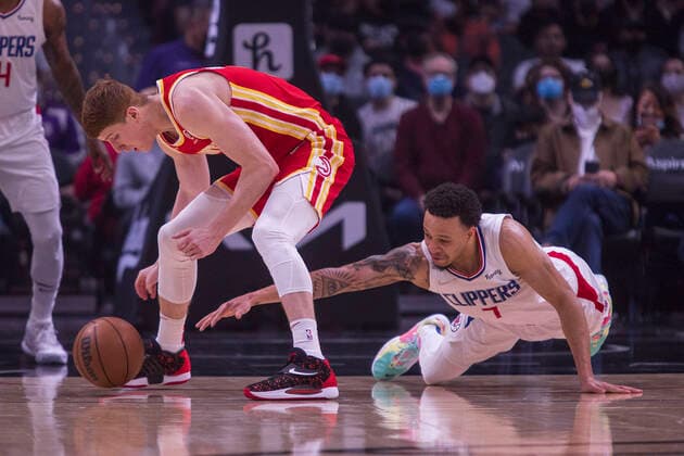 January 9, 2022, Los Angeles, California, USA: Amir Coffey 7 of the Los Angeles Clippers and Kevin Huerter 3 of the Atlanta Hawks reach for the ball during their NBA, Basketball Herren, USA game on Sunday January 9, 2022 at Crypto.com Arena in Los Angeles, California. Clippers defeat Hawks, 106-93. ARIANA RUIZ PI Los Angeles USA - ZUMAp124 20220109_zaa_p124_010 Copyright: xArianaxRuizx