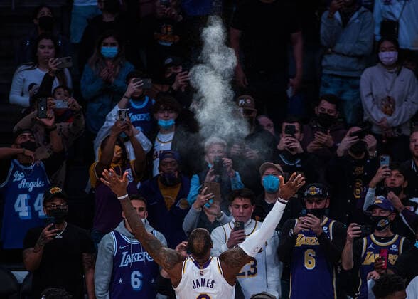 January 9, 2022, Los Angeles, California, USA: LeBron James 6 of the Los Angeles Lakers performs his powder ritual prior to their NBA, Basketball Herren, USA game against the Memphis Grizzlies on Sunday January 9, 2022 at Crypto.com Arena in Los Angeles, California. PI Los Angeles USA - ZUMAp124 20220109_zaa_p124_020 Copyright: xJAVIERxROJASx