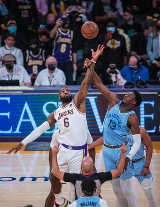 January 9, 2022, Los Angeles, California, USA: LeBron James 6 of the Los Angeles Lakers and Jaren Jackson Jr. 13 of the Memphis Grizzlies tipoff to start their NBA, Basketball Herren, USA game against the Memphis Grizzlies on Sunday January 9, 2022 at Crypto.com Arena in Los Angeles, California. PI Los Angeles USA - ZUMAp124 20220109_zaa_p124_021 Copyright: xJAVIERxROJASx