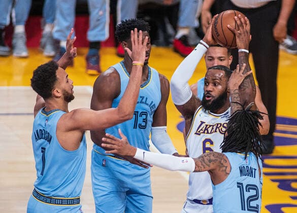 Sport Themen der Woche KW01 Sport Bilder des Tages January 9, 2022, Los Angeles, California, USA: LeBron James 6 of the Los Angeles Lakers is surrounded by Memphis Grizzlies defenders during their NBA, Basketball Herren, USA game on Sunday January 9, 2022 at Crypto.com Arena in Los Angeles, California. PI Los Angeles USA - ZUMAp124 20220109_zaa_p124_022 Copyright: xJAVIERxROJASx