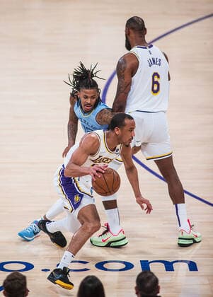 January 9, 2022, Los Angeles, California, USA: Avery Bradley 20 of the Los Angeles Lakers drives past LeBron James 6 during their NBA, Basketball Herren, USA game against the Memphis Grizzlies on Sunday January 9, 2022 at Crypto.com Arena in Los Angeles, California. PI Los Angeles USA - ZUMAp124 20220109_zaa_p124_024 Copyright: xJAVIERxROJASx