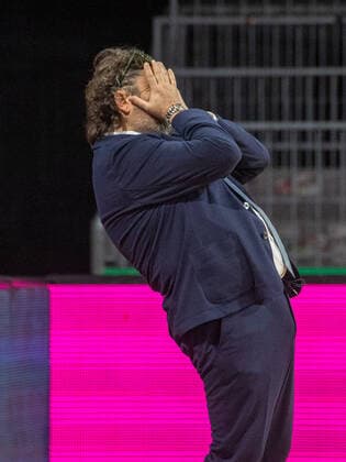 Fassungslosigkeit . . . Bayerns - Head Coach Andrea TRINCHIERI. Basketball, FC Bayern - Chemnitz, am 9.01.2022, Basketball Bundesliga, FC Bayern München Basketball - Niners Chemnitz, Saison 2021-2022, in Muenchen, A U D I D O M E, Deutschland. Quelle Copyright Credit : Oryk HAIST