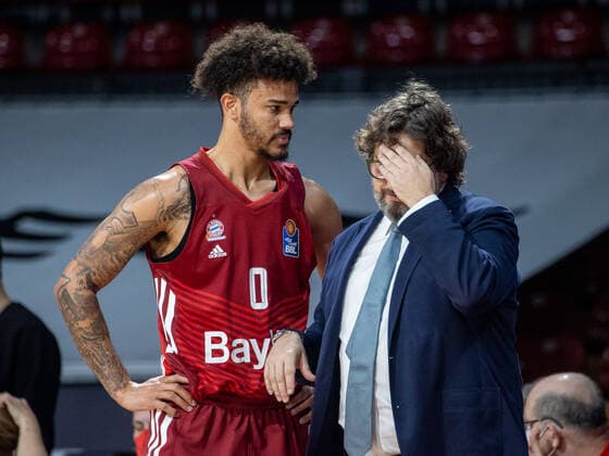 Bayerns 0 Nick WEILER-BABB und Bayerns - Head Coach Andrea TRINCHIERI. Basketball, FC Bayern - Chemnitz, am 9.01.2022, Basketball Bundesliga, FC Bayern München Basketball - Niners Chemnitz, Saison 2021-2022, in Muenchen, A U D I D O M E, Deutschland. Quelle Copyright Credit : Oryk HAIST