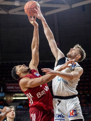 Bayerns 21 Augustine RUBIT vs Chemnitz 7 RICHTER. Basketball, FC Bayern - Chemnitz, am 9.01.2022, Basketball Bundesliga, FC Bayern München Basketball - Niners Chemnitz, Saison 2021-2022, in Muenchen, A U D I D O M E, Deutschland. Quelle Copyright Credit : Oryk HAIST