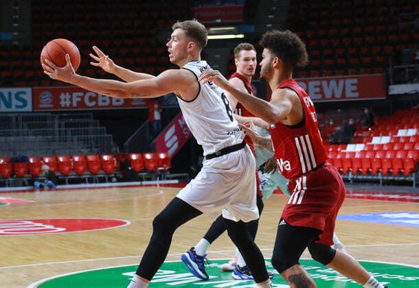 0 Nick Weiler-Babb (FCBB) rot gegen 8 Jan Wimberg (Niners Chemnitz) Basketball BBL FC Bayern München - Niners Chemnitz im Audi Dome am 09.01.2021 FOTO: Mladen Lackovic LakoPress
