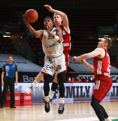 10 Ognjen Jaramaz, 43 Leon Radosevic, re (FCBB) gegen 33 Eric Washington (Niners Chemnitz) Basketball BBL FC Bayern München - Niners Chemnitz im Audi Dome am 09.01.2021 FOTO: Mladen Lackovic LakoPress