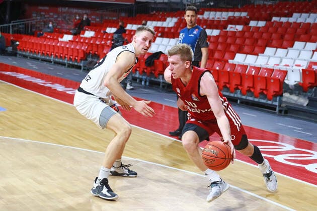 10 Ognjen Jaramaz (FCBB) gegen 29 Mindaugas Susinskas (Niners Chemnitz) Basketball BBL FC Bayern München - Niners Chemnitz im Audi Dome am 09.01.2021 FOTO: Mladen Lackovic LakoPress
