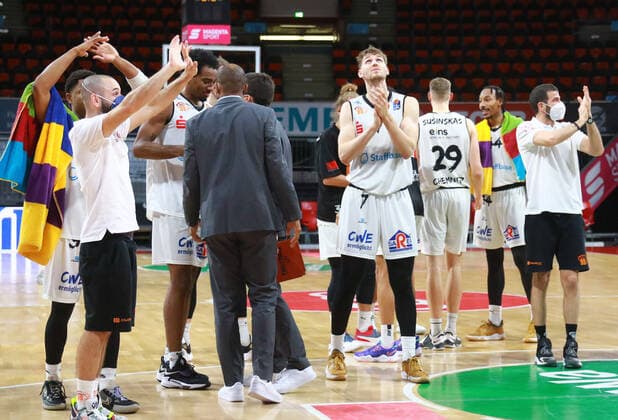 Niners Chemnitz, jubeln am Spielende, Mannschaftsjubel, Schlussjubel Basketball BBL FC Bayern München - Niners Chemnitz im Audi Dome am 09.01.2021 FOTO: Mladen Lackovic LakoPress