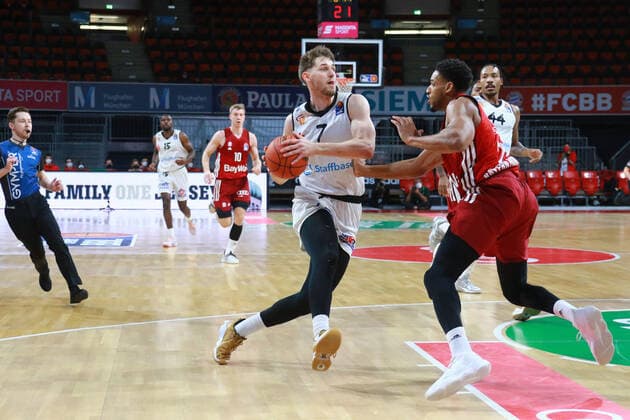 21 Augustine Rubit (FCBB) gegen 7 Jonas Richter (Niners Chemnitz) Basketball BBL FC Bayern München - Niners Chemnitz im Audi Dome am 09.01.2021 FOTO: Mladen Lackovic LakoPress